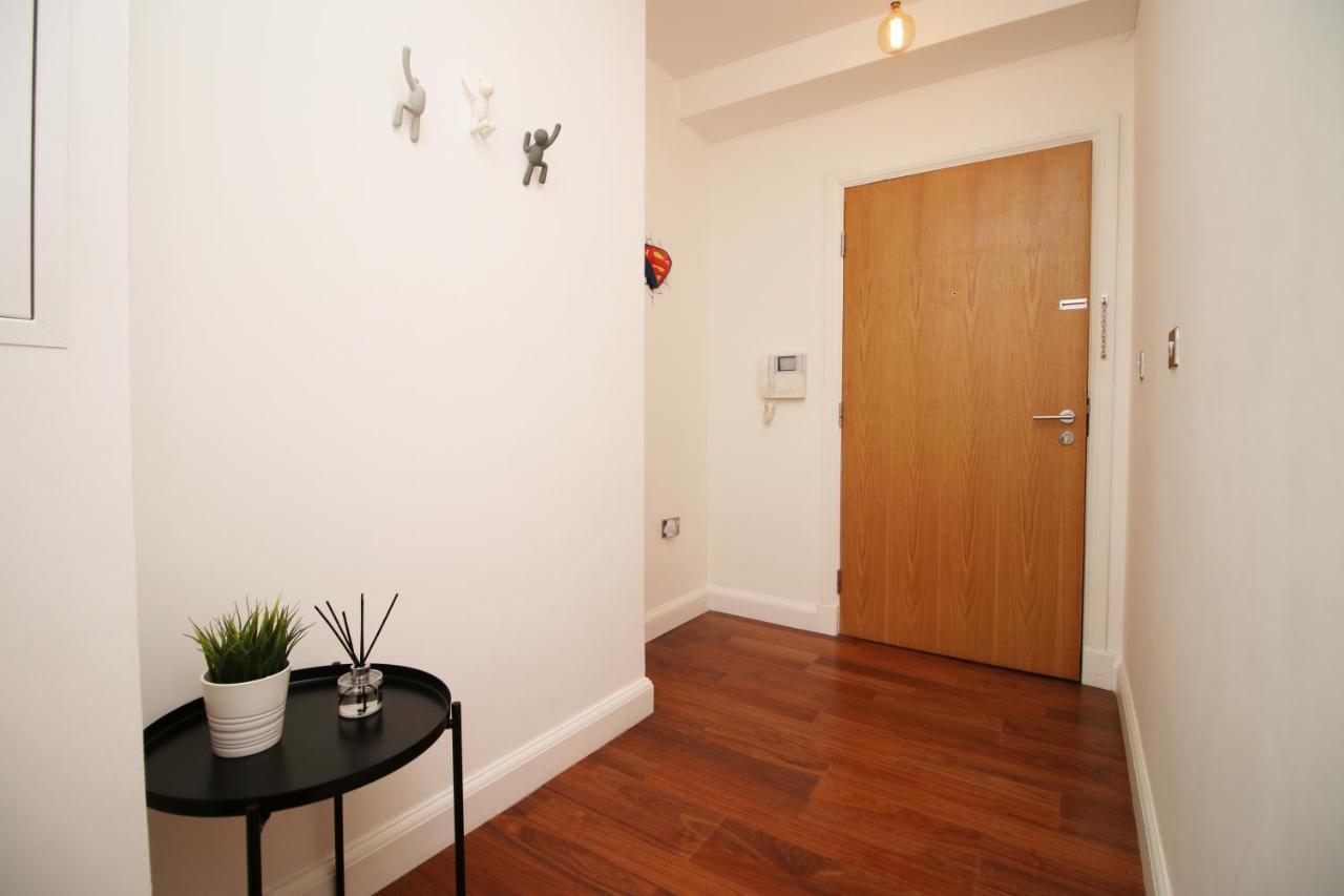 No 2 Under The Clock By Ssw - 2Br, Right In The City Centre, Sleeps 6 カーディフ エクステリア 写真