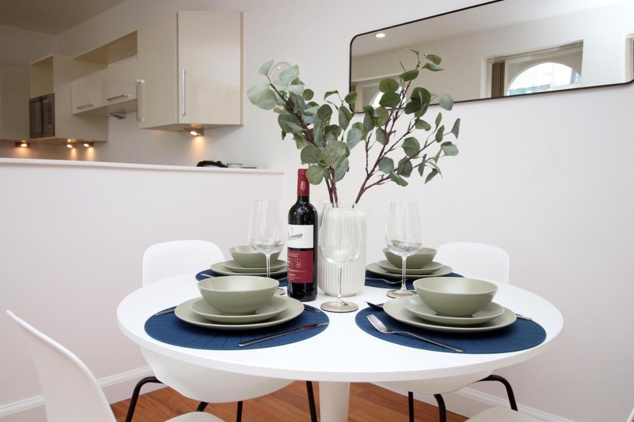No 2 Under The Clock By Ssw - 2Br, Right In The City Centre, Sleeps 6 カーディフ エクステリア 写真
