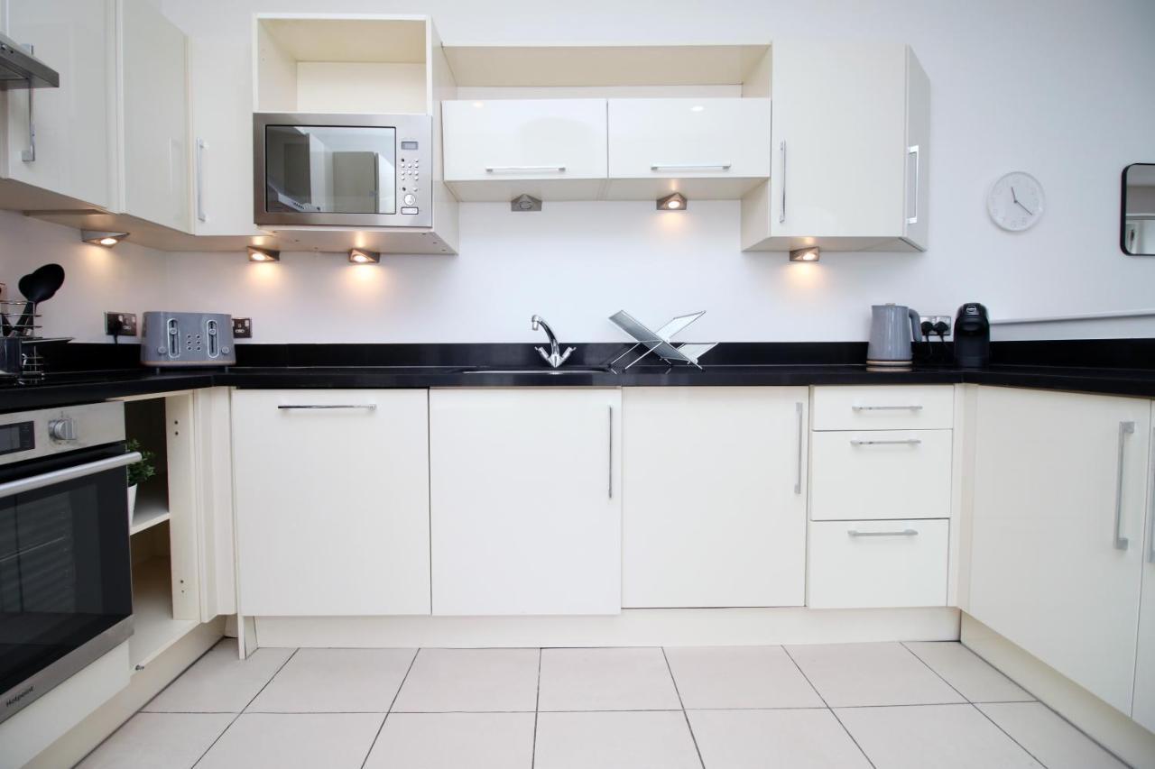 No 2 Under The Clock By Ssw - 2Br, Right In The City Centre, Sleeps 6 カーディフ エクステリア 写真