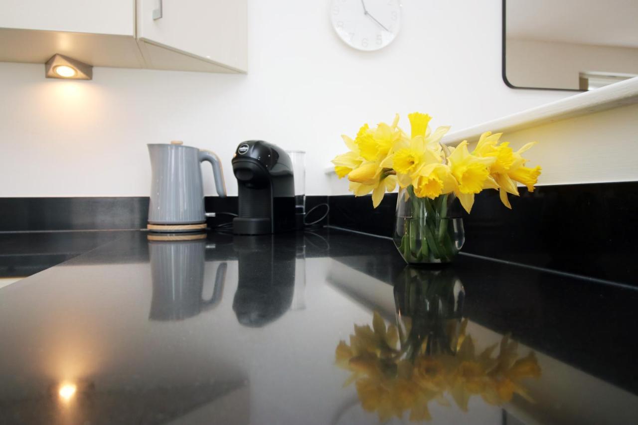 No 2 Under The Clock By Ssw - 2Br, Right In The City Centre, Sleeps 6 カーディフ エクステリア 写真