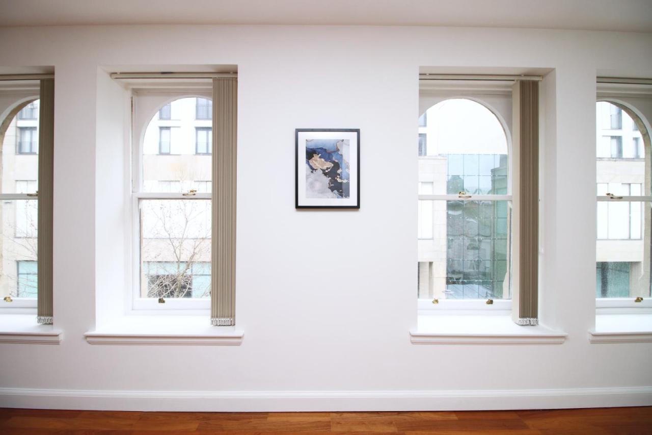 No 2 Under The Clock By Ssw - 2Br, Right In The City Centre, Sleeps 6 カーディフ エクステリア 写真