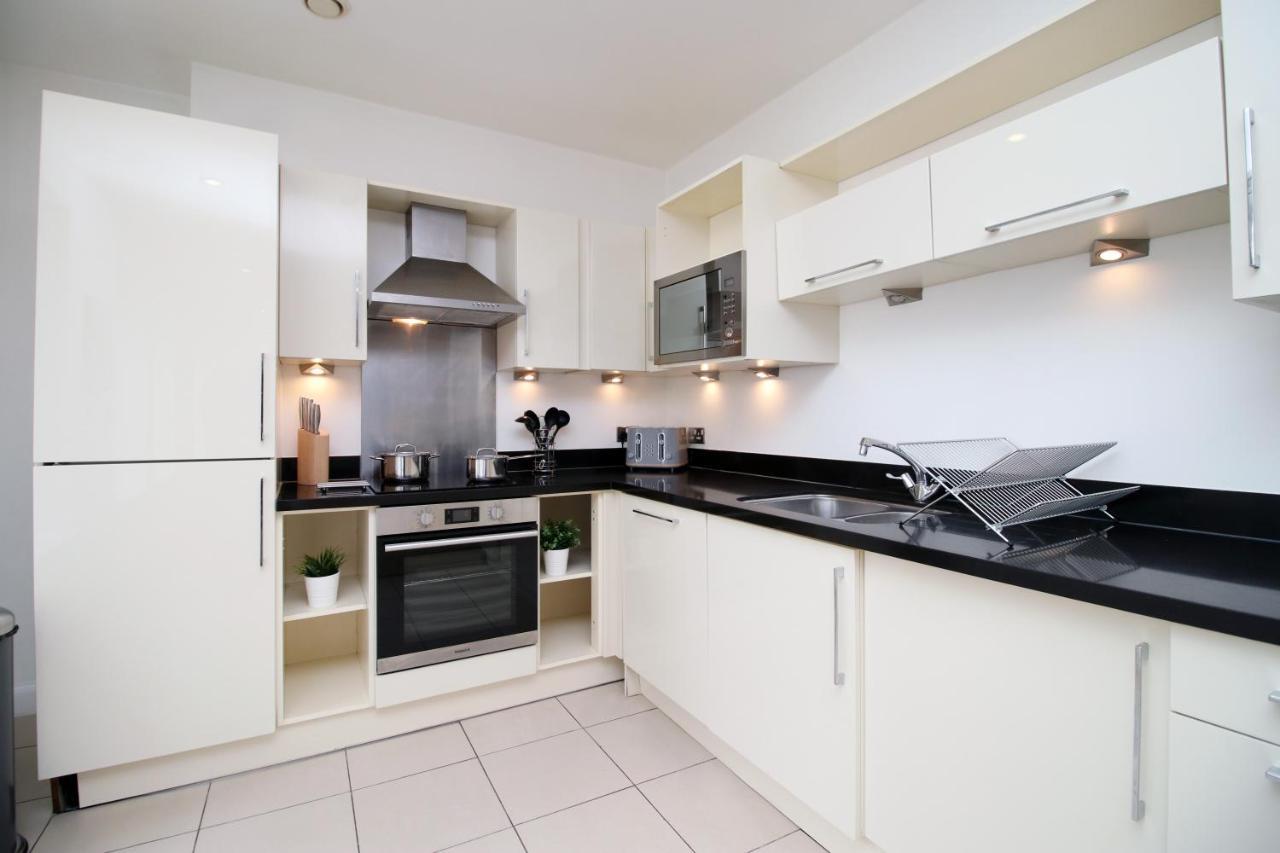 No 2 Under The Clock By Ssw - 2Br, Right In The City Centre, Sleeps 6 カーディフ エクステリア 写真