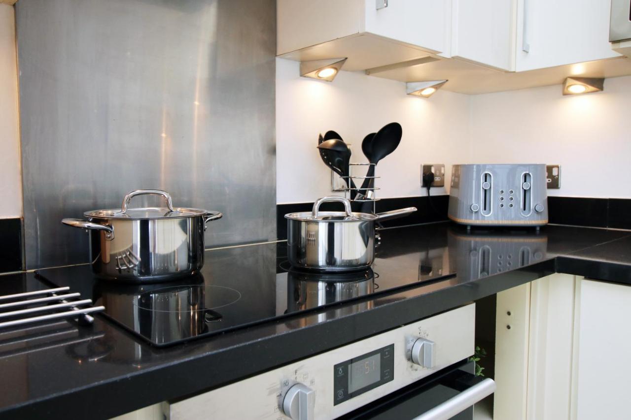 No 2 Under The Clock By Ssw - 2Br, Right In The City Centre, Sleeps 6 カーディフ エクステリア 写真