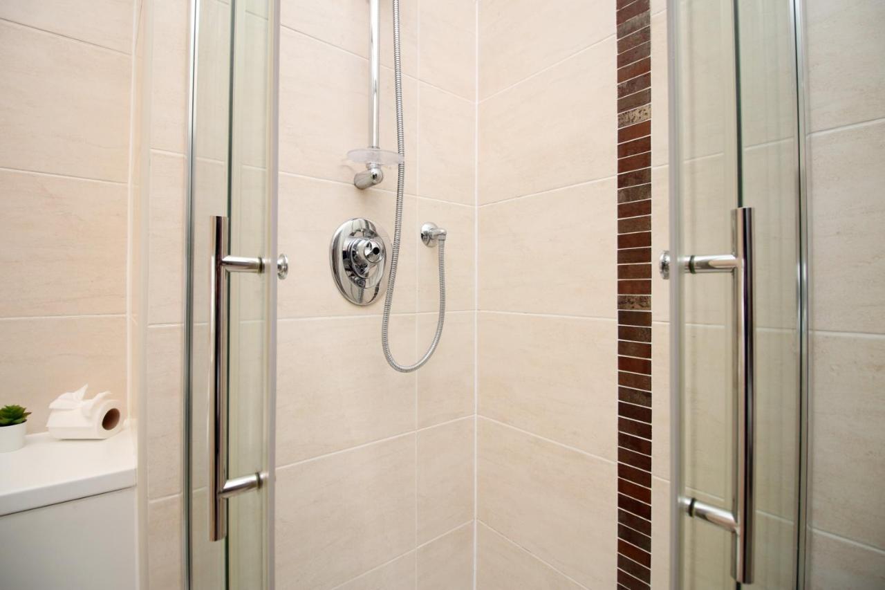 No 2 Under The Clock By Ssw - 2Br, Right In The City Centre, Sleeps 6 カーディフ エクステリア 写真