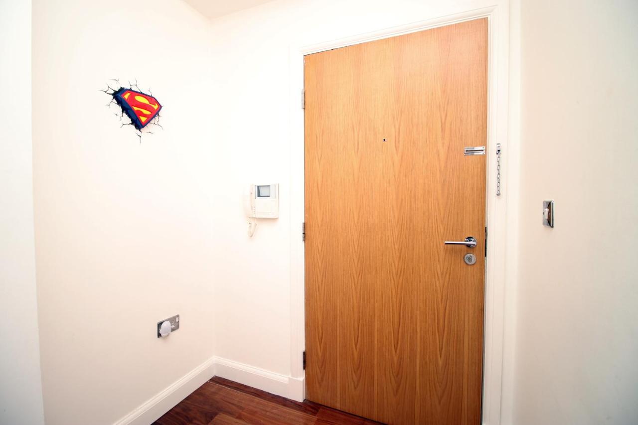 No 2 Under The Clock By Ssw - 2Br, Right In The City Centre, Sleeps 6 カーディフ エクステリア 写真
