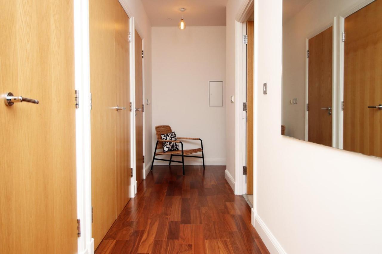 No 2 Under The Clock By Ssw - 2Br, Right In The City Centre, Sleeps 6 カーディフ エクステリア 写真