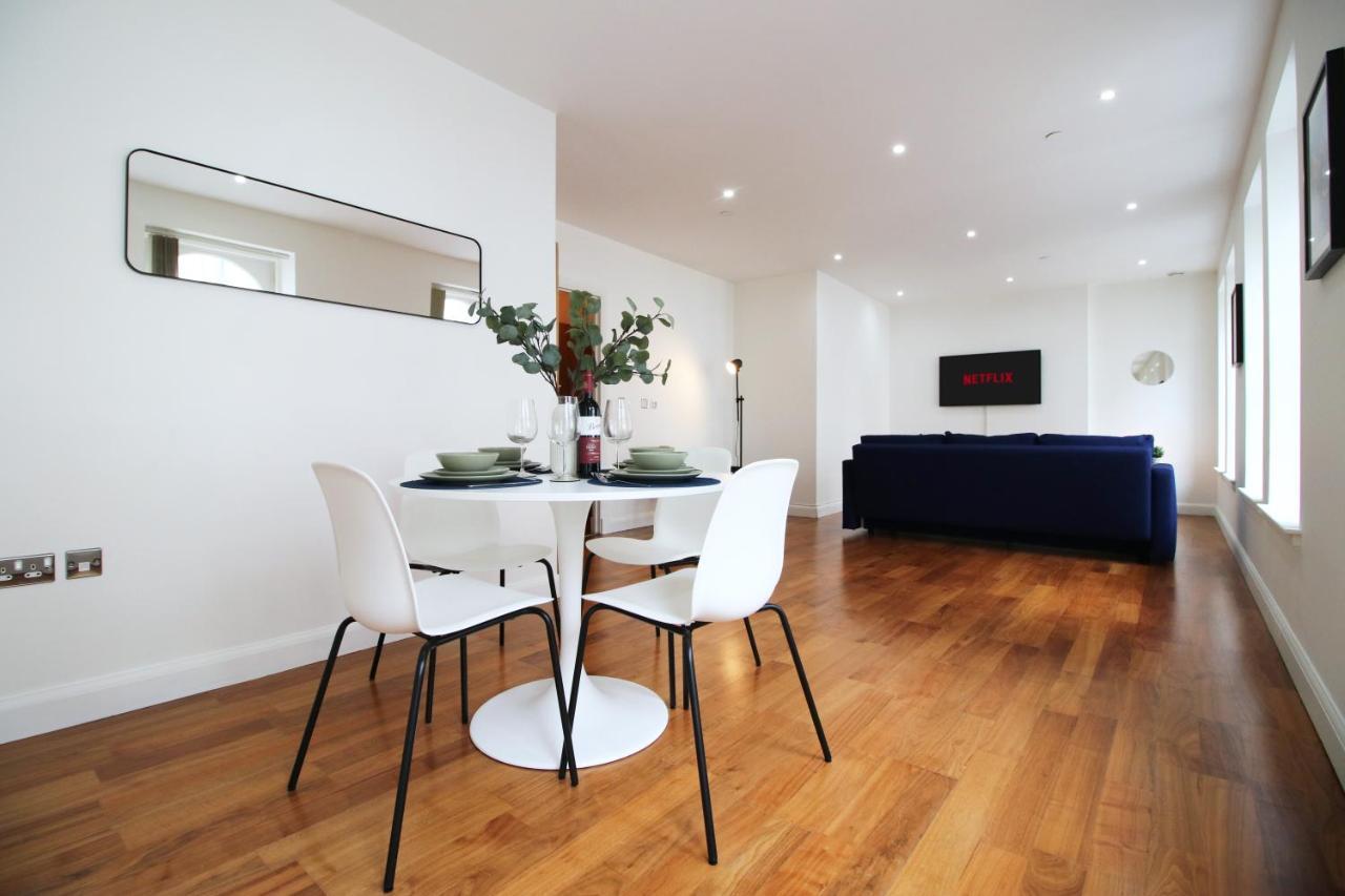 No 2 Under The Clock By Ssw - 2Br, Right In The City Centre, Sleeps 6 カーディフ エクステリア 写真